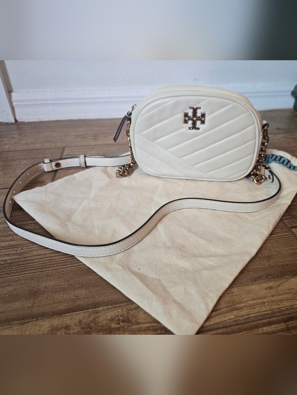 Tory Burch Chevron Camera Bag In Cream